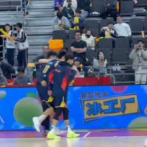 开云-突发！广东队2米11中锋，意外受到重伤，被队友搀扶下场 令人担忧
